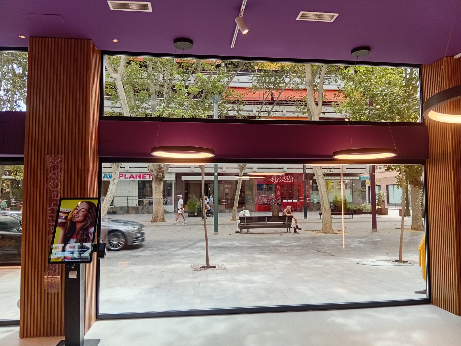 Cristaleras del nuevo OakBerry de Murcia con vistas al centro de la ciudad
